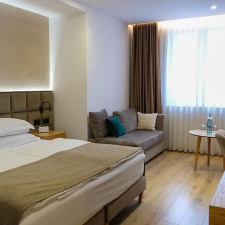Sibb Hotel Тирана Екстериор снимка