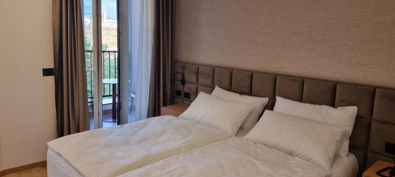 Sibb Hotel Тирана Екстериор снимка