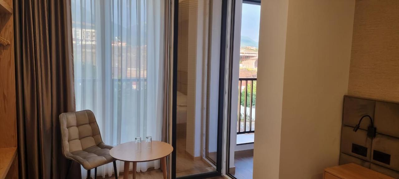 Sibb Hotel Тирана Екстериор снимка