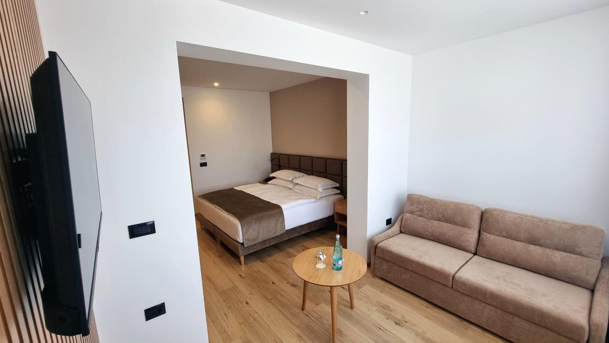 Sibb Hotel Тирана Екстериор снимка