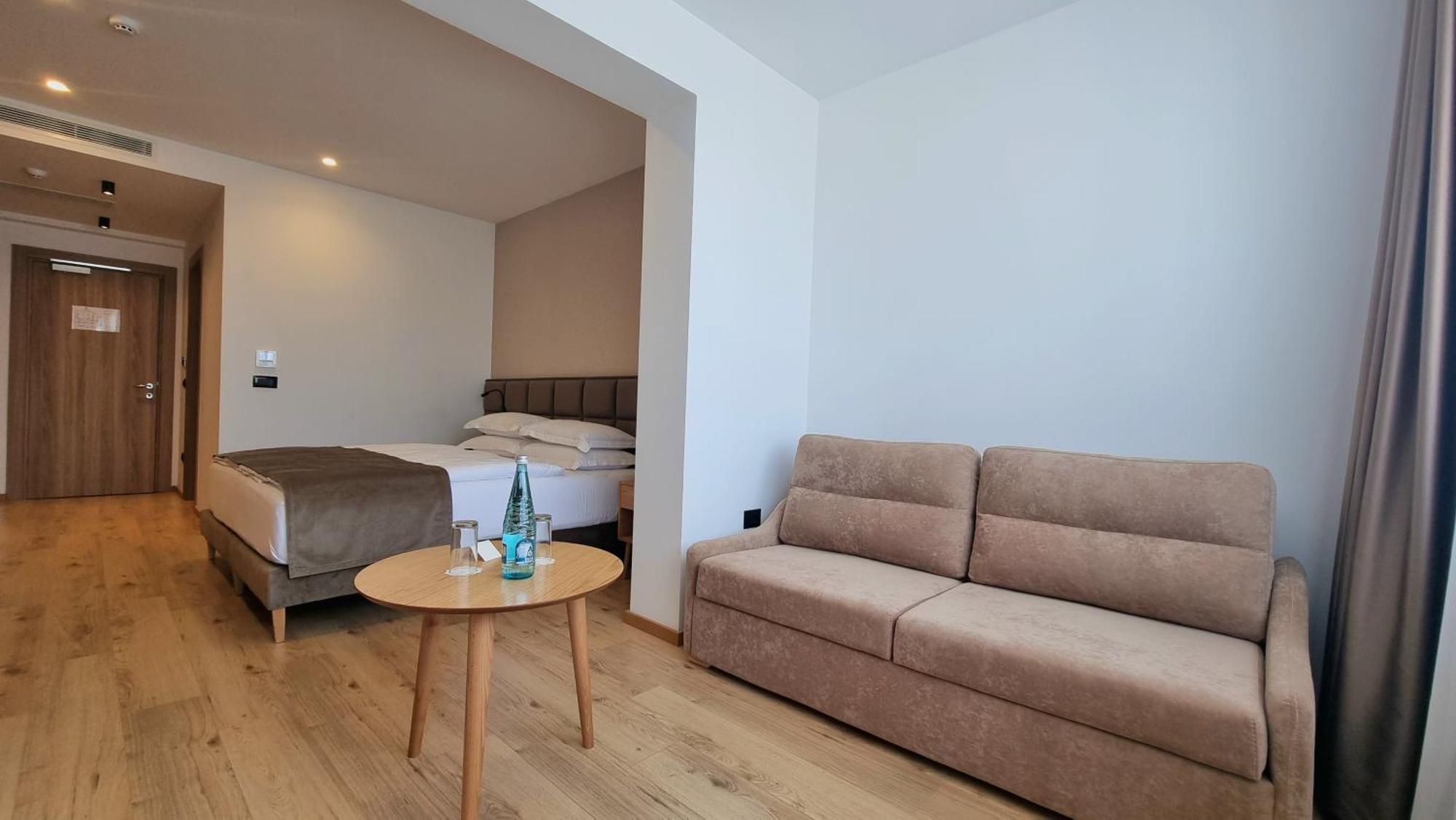 Sibb Hotel Тирана Екстериор снимка