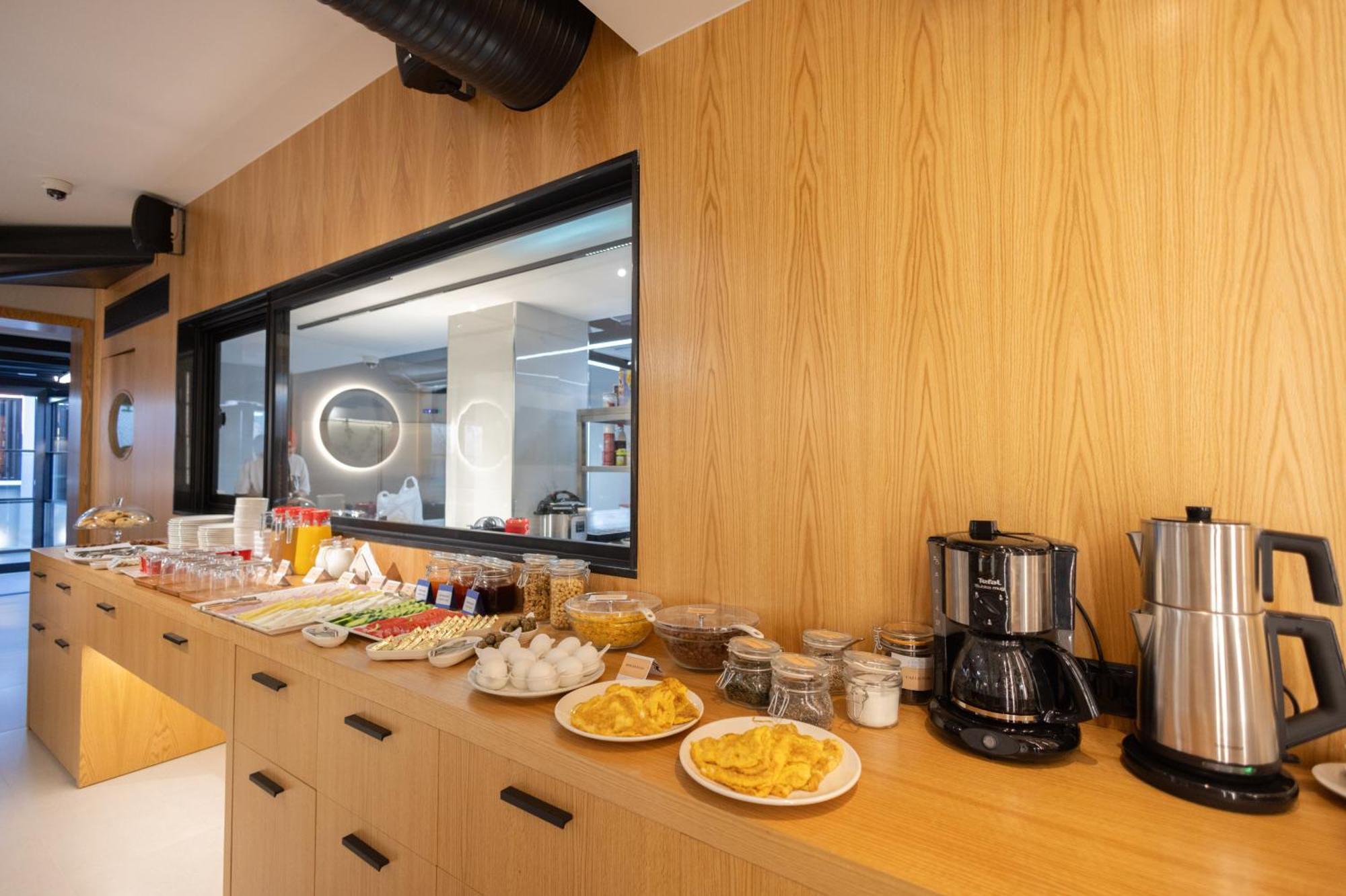 Sibb Hotel Тирана Екстериор снимка