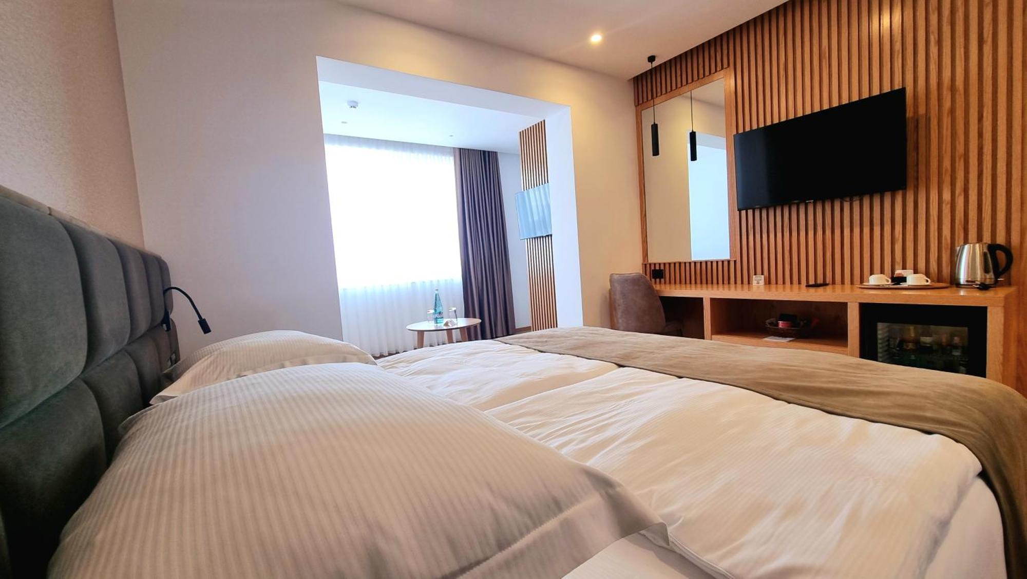 Sibb Hotel Тирана Екстериор снимка