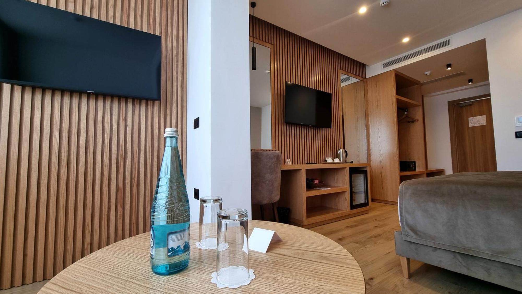 Sibb Hotel Тирана Екстериор снимка
