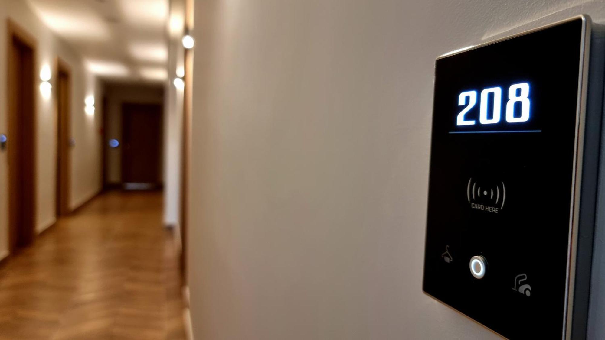 Sibb Hotel Тирана Екстериор снимка