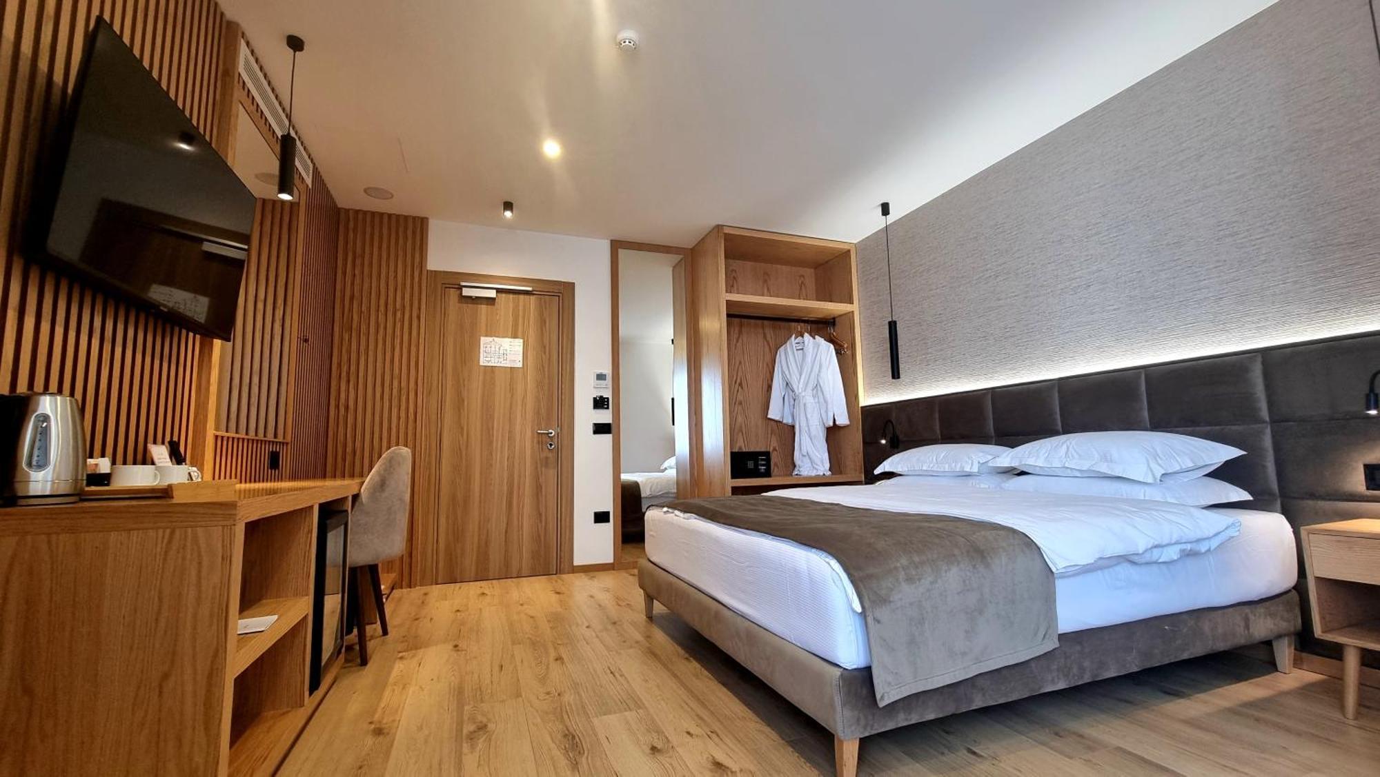 Sibb Hotel Тирана Екстериор снимка
