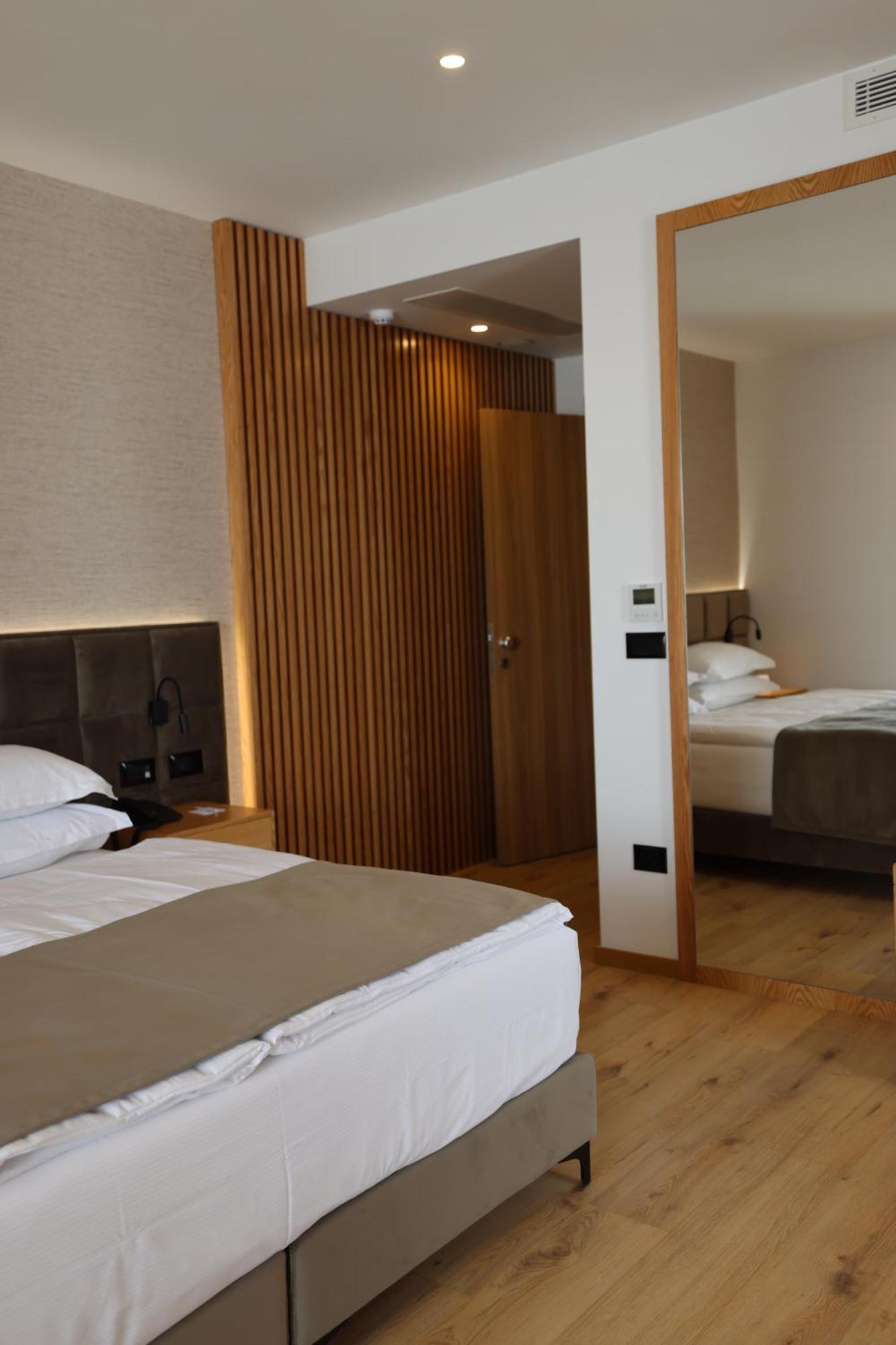 Sibb Hotel Тирана Екстериор снимка