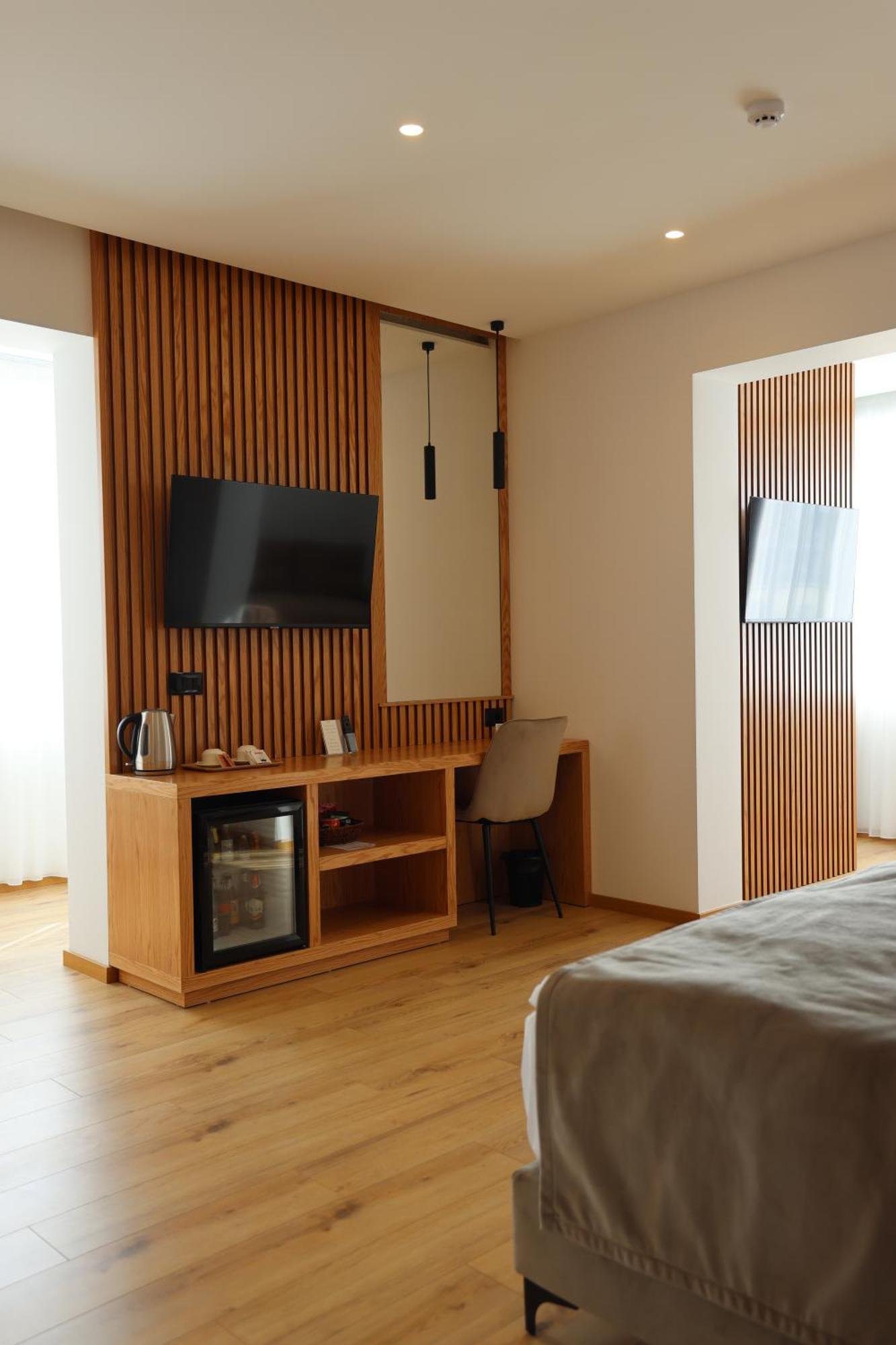 Sibb Hotel Тирана Екстериор снимка