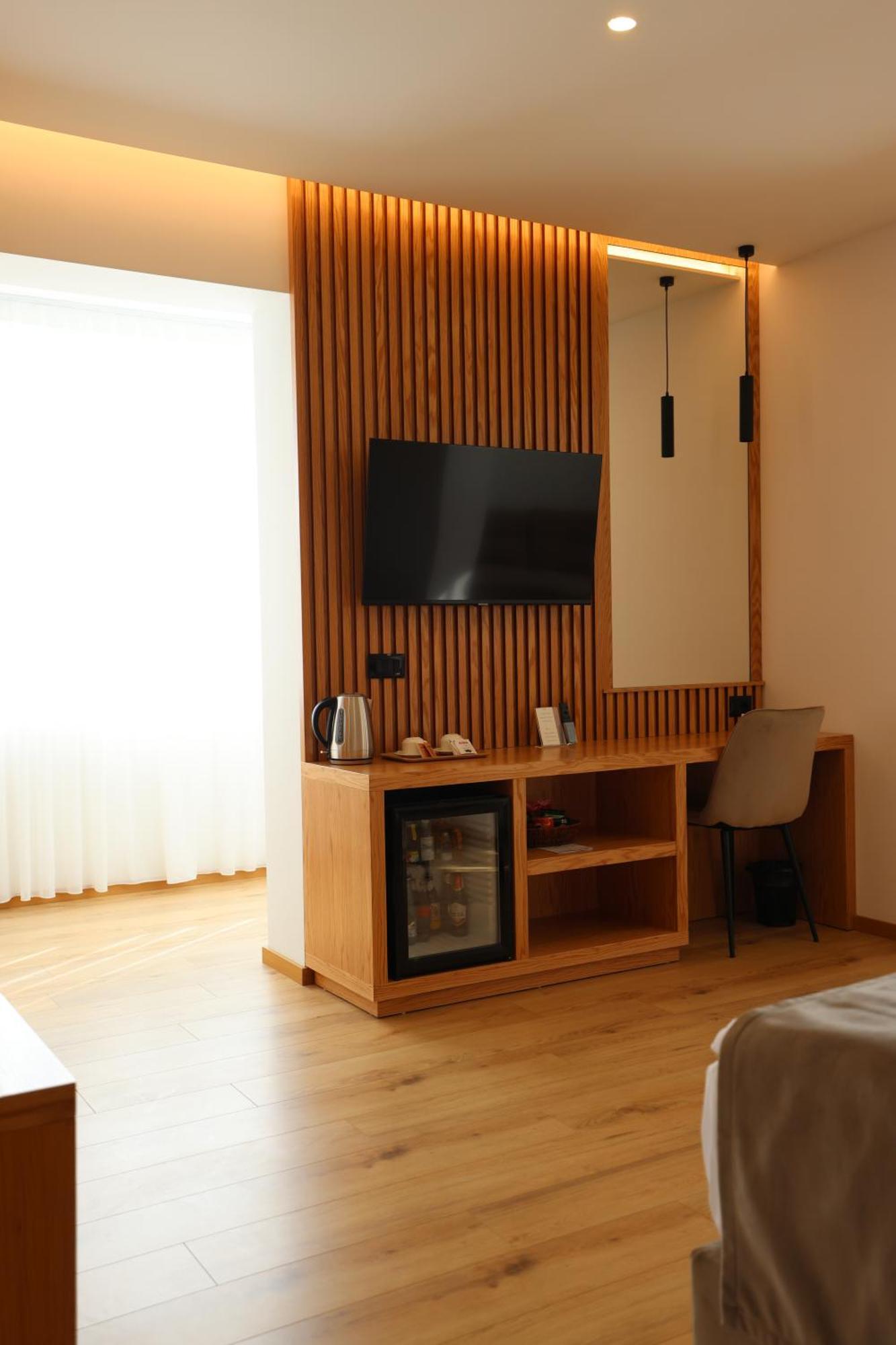 Sibb Hotel Тирана Екстериор снимка