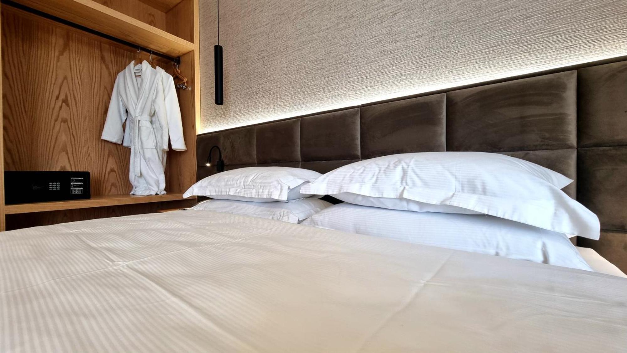 Sibb Hotel Тирана Екстериор снимка