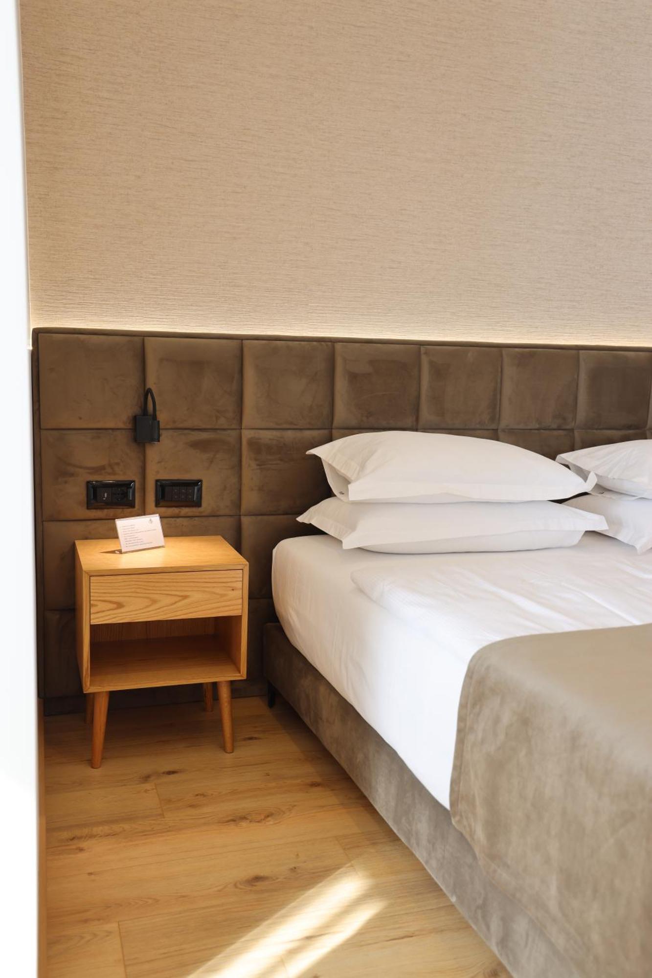 Sibb Hotel Тирана Екстериор снимка