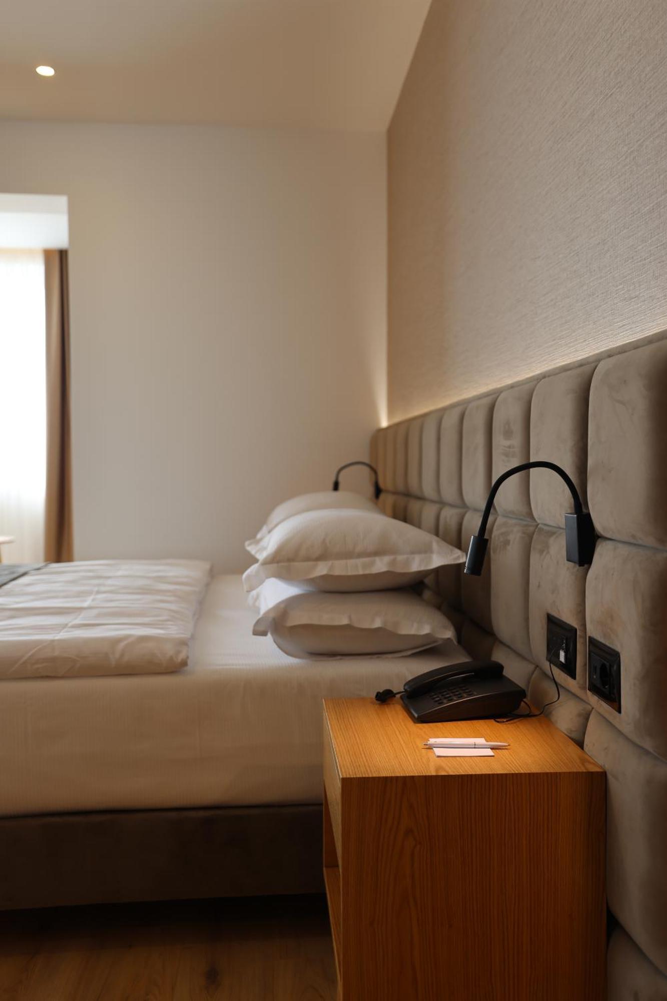 Sibb Hotel Тирана Екстериор снимка