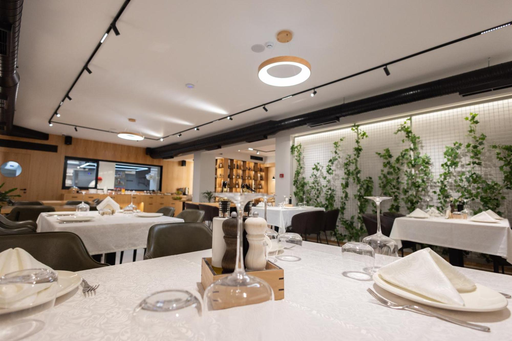 Sibb Hotel Тирана Екстериор снимка