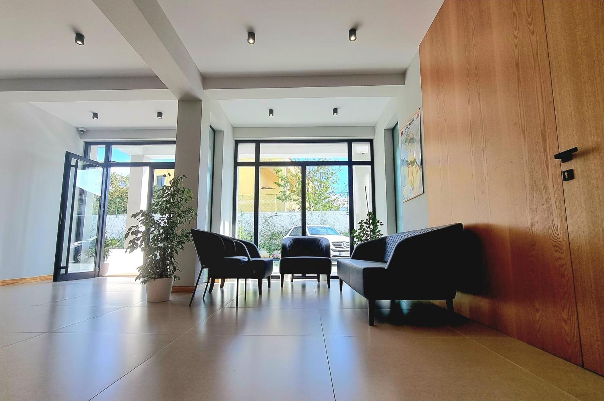 Sibb Hotel Тирана Екстериор снимка