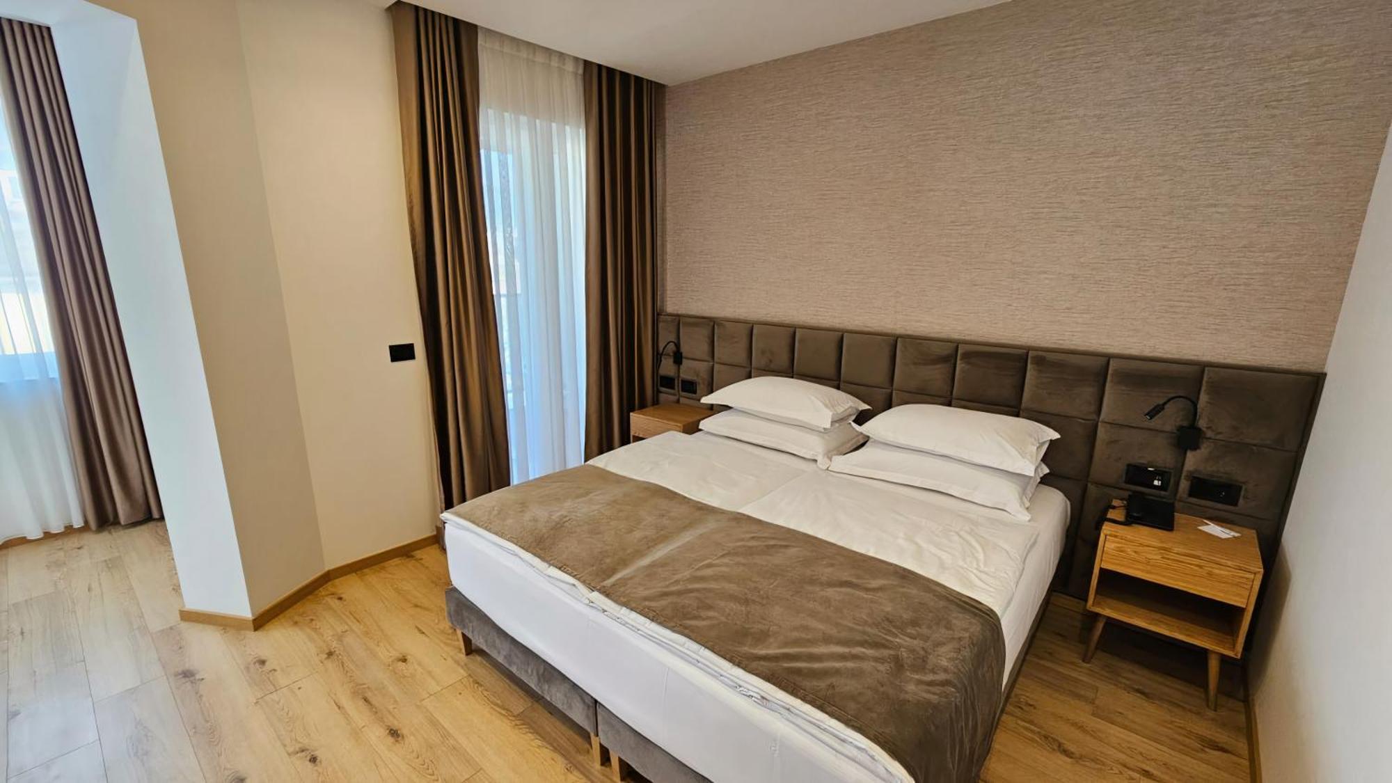 Sibb Hotel Тирана Екстериор снимка