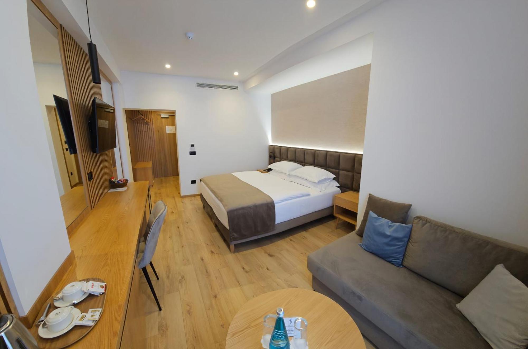 Sibb Hotel Тирана Екстериор снимка