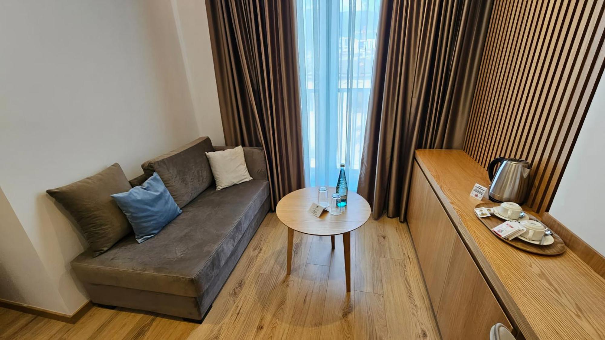 Sibb Hotel Тирана Екстериор снимка