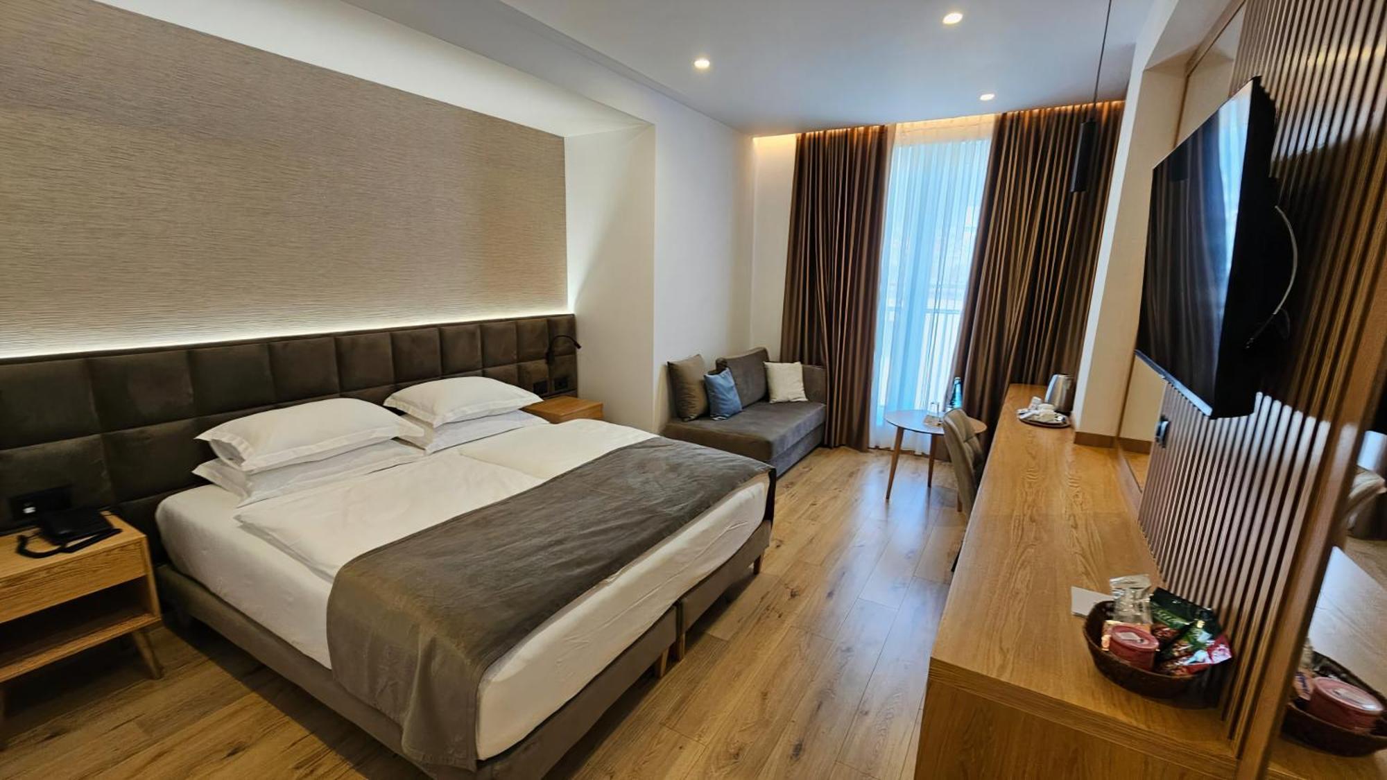 Sibb Hotel Тирана Екстериор снимка