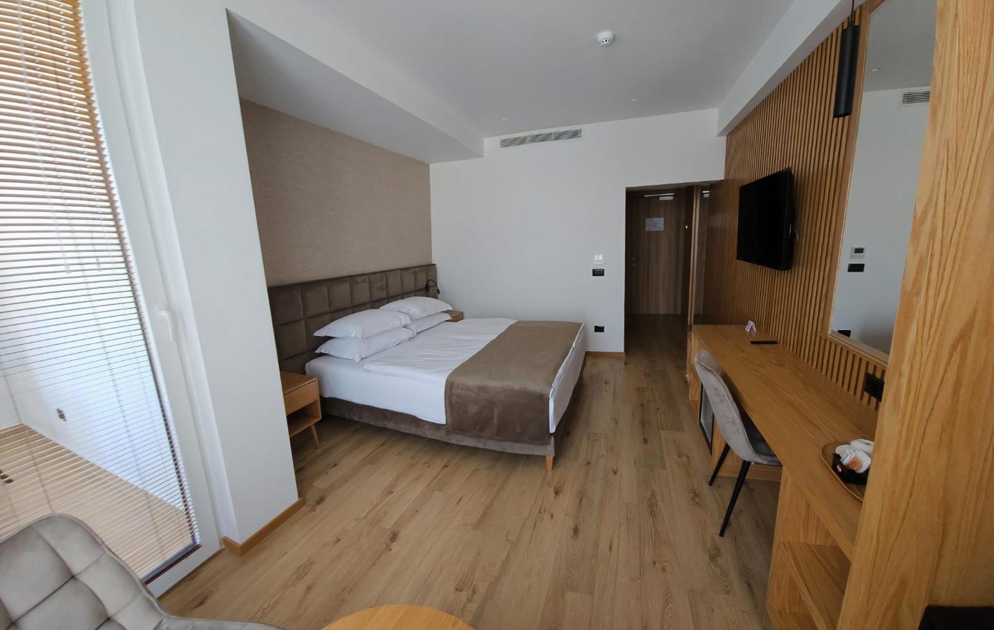 Sibb Hotel Тирана Екстериор снимка