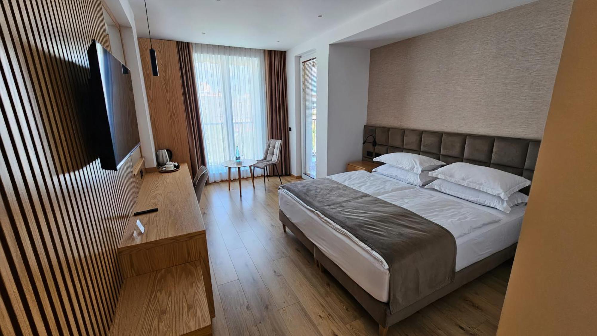 Sibb Hotel Тирана Екстериор снимка