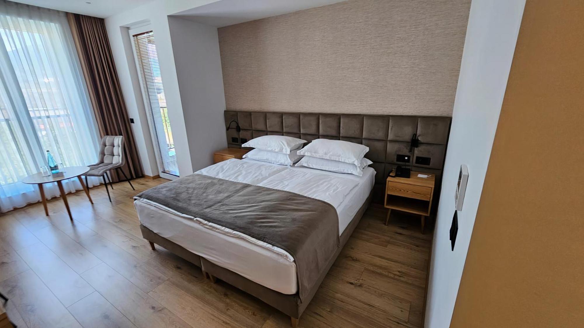 Sibb Hotel Тирана Екстериор снимка