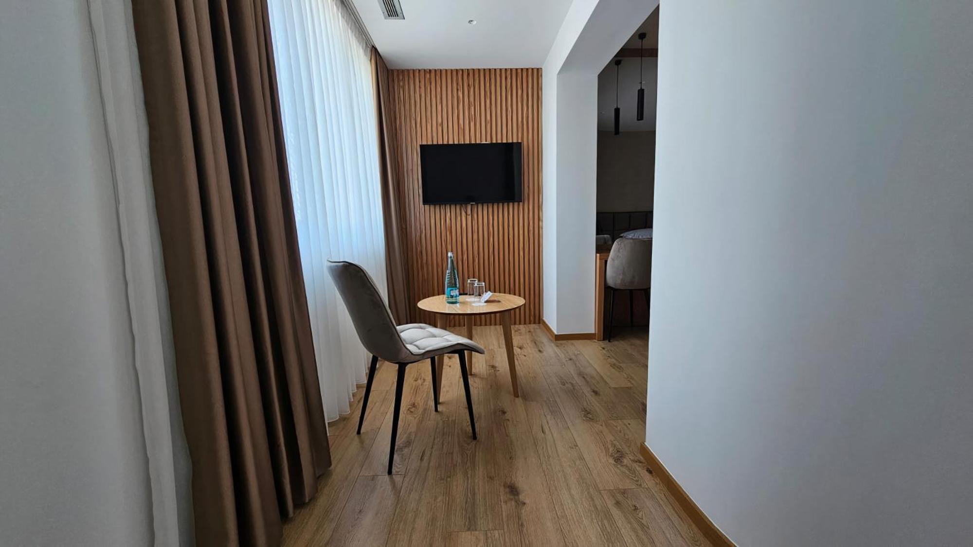 Sibb Hotel Тирана Екстериор снимка