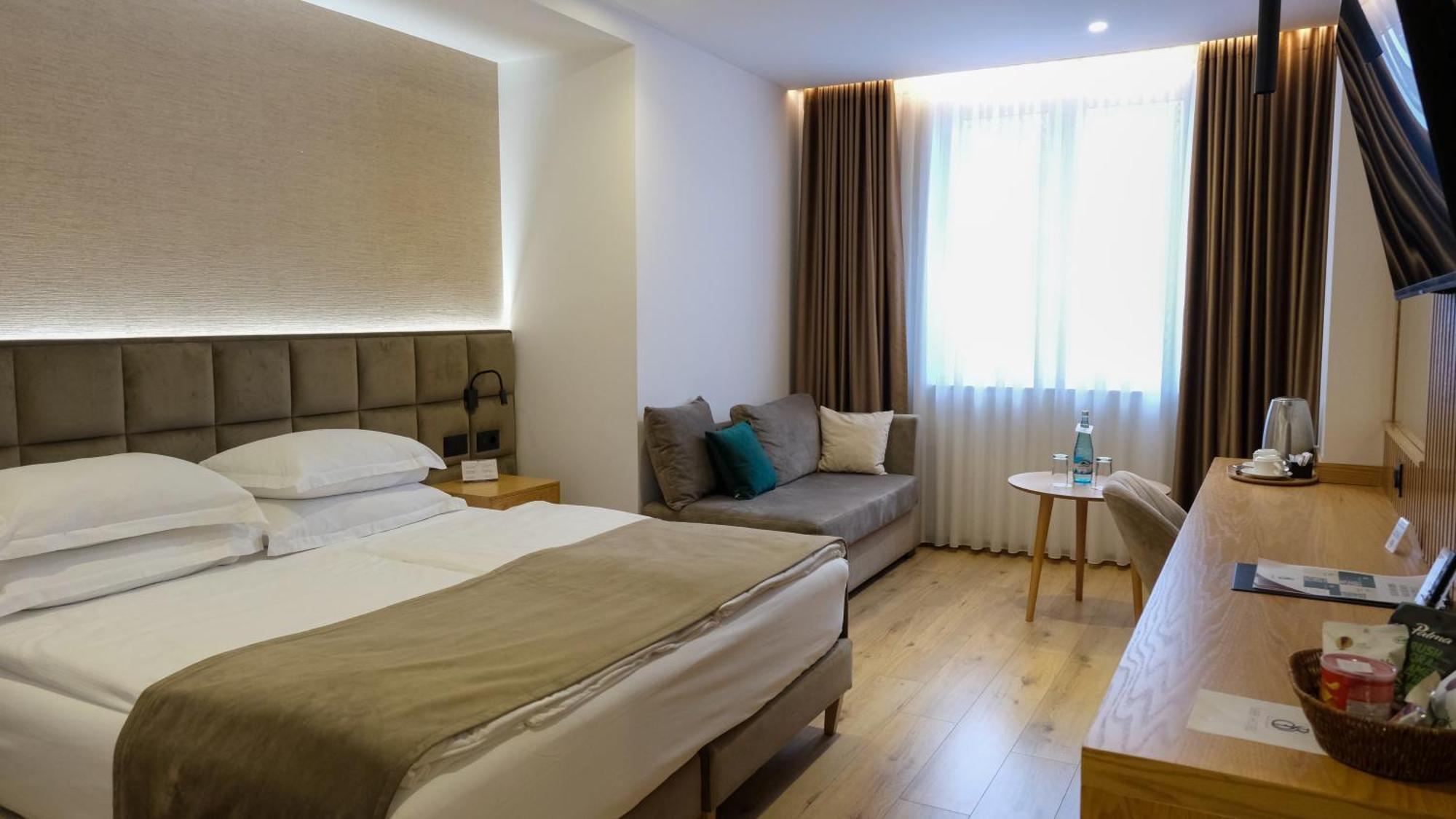 Sibb Hotel Тирана Екстериор снимка
