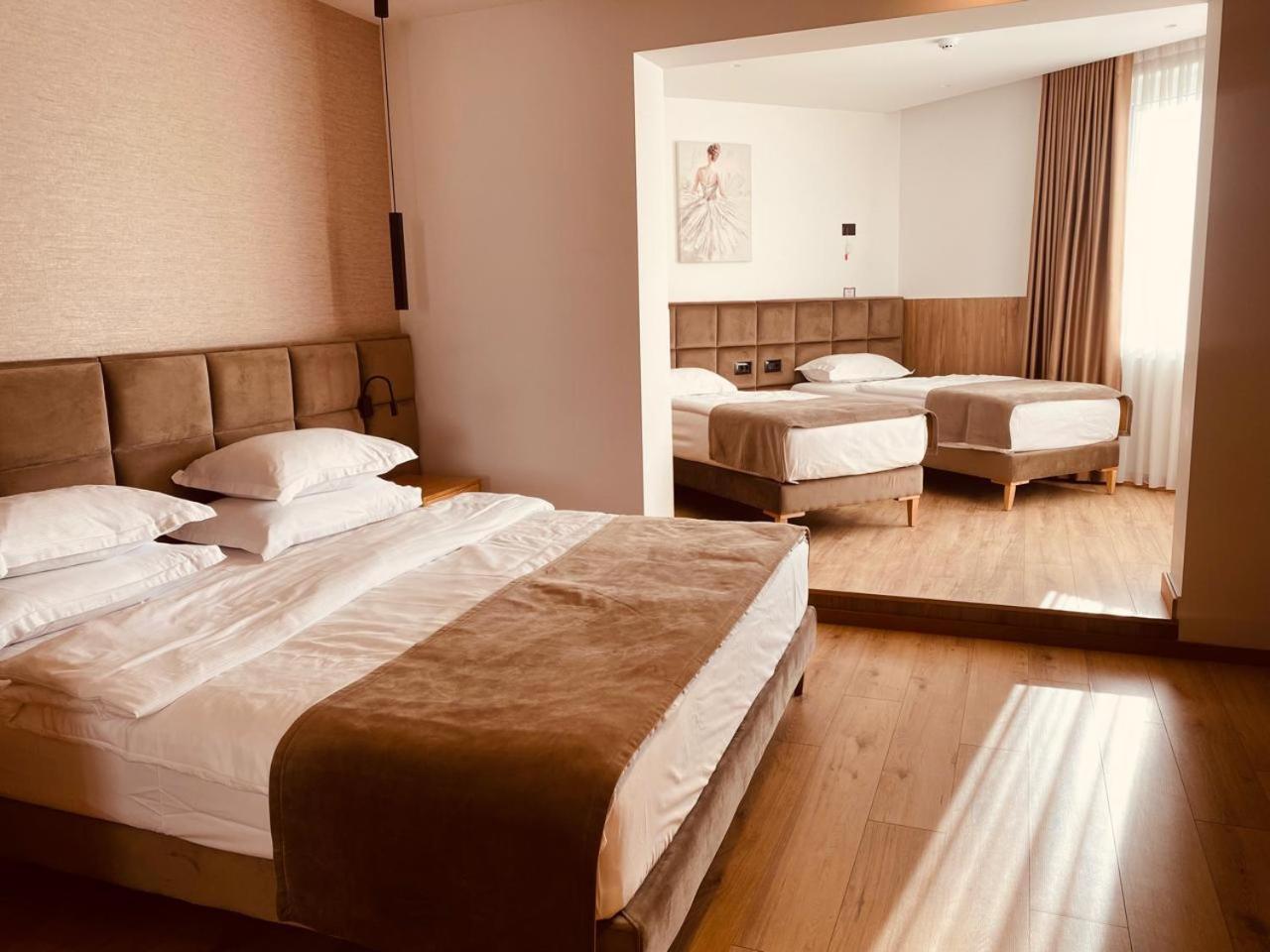 Sibb Hotel Тирана Екстериор снимка